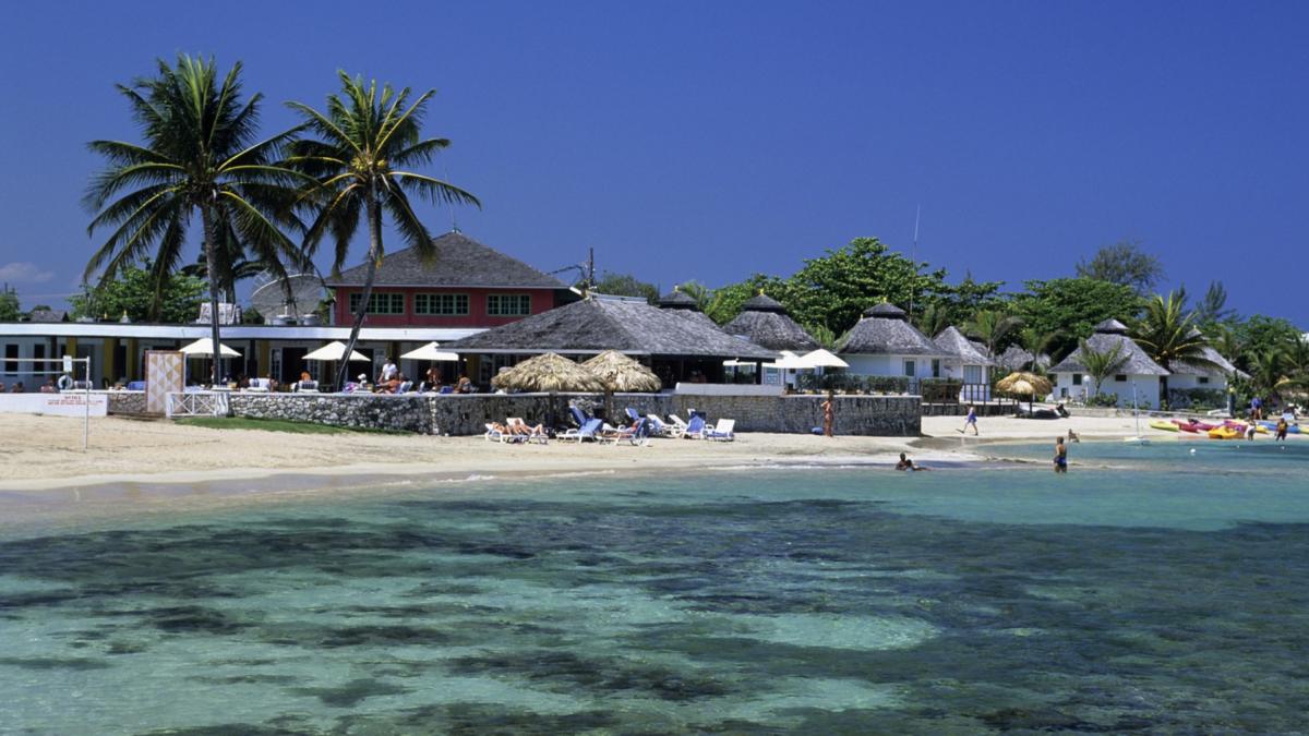 insula din caraibe cu peste 1 000 km de coasta unde localnicii nu mai au acces la plaja