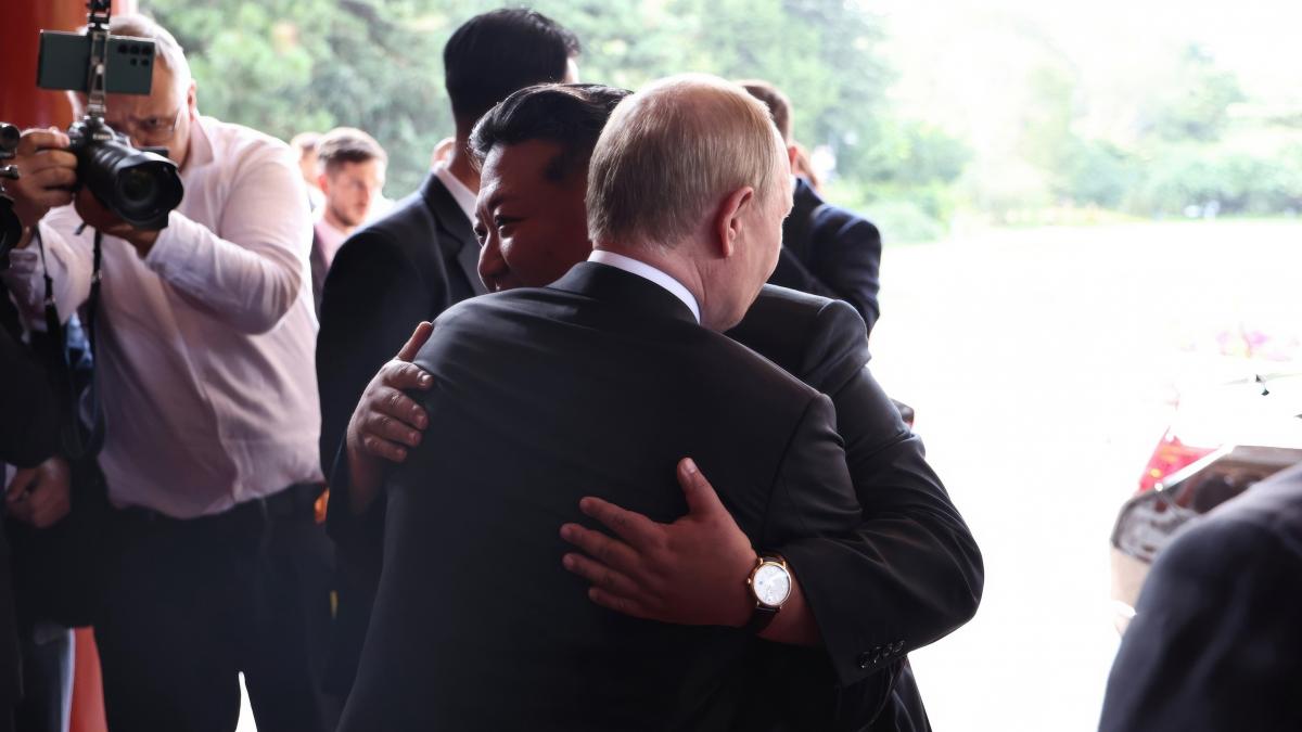 Kim Jong Un îl îmbrățișează pe Putin