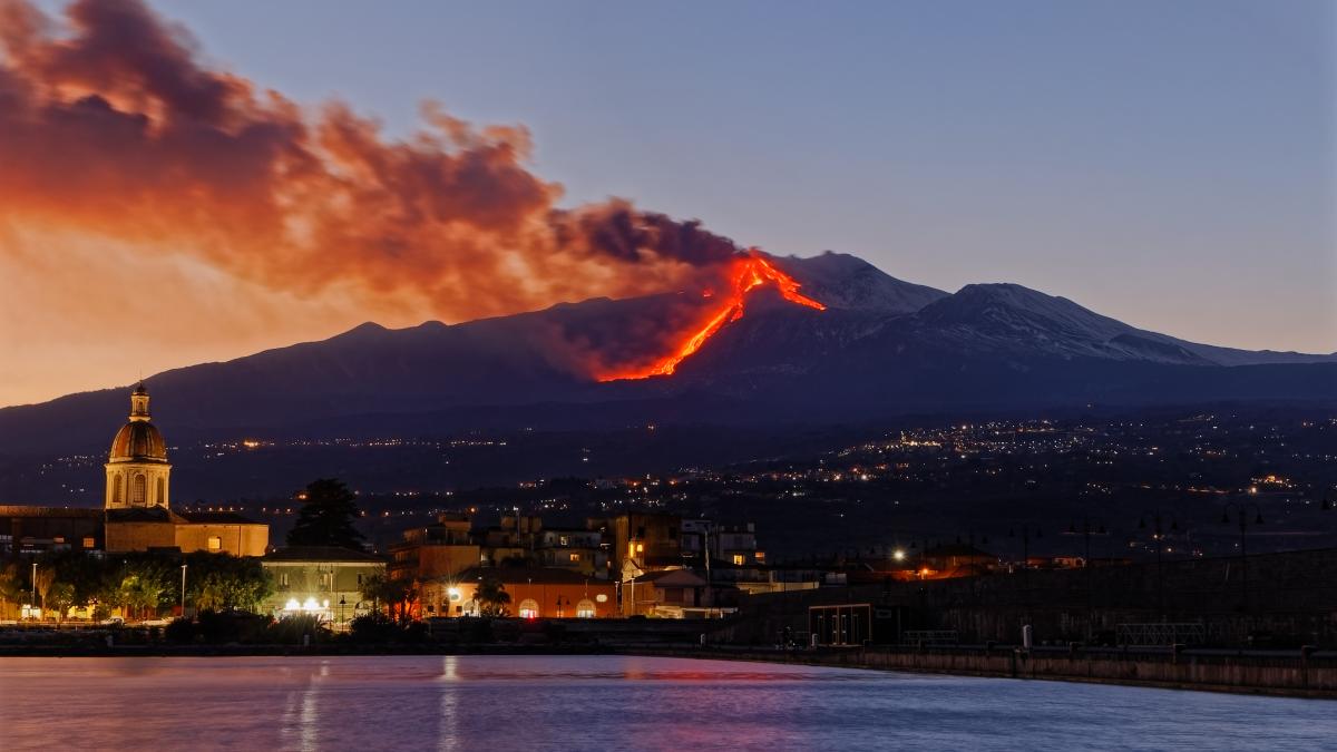 ghizii de pe muntele etna protesteaza pentru prima data in ultimele decenii sunt nemultumiti de noile restrictii de vizitare