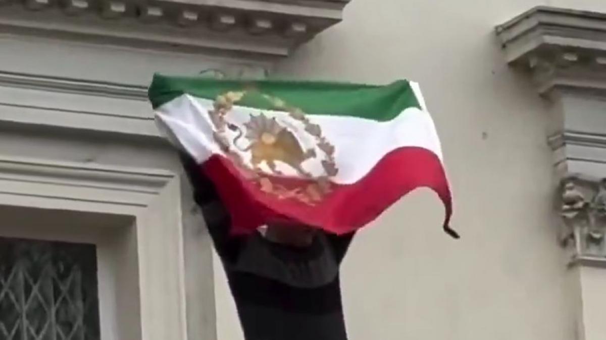 londra un barbat s a urcat pe ambasada iranului si a dat jos steagul republicii trei lideri europeni denunta represiunea teheranului