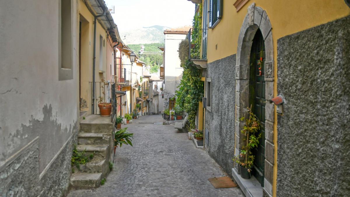 O femeie a cumpărat o casă ieftină în Italia pentru stilul de viață de acolo, apoi sănătatea fiului ei s-a îmbunătățit brusc