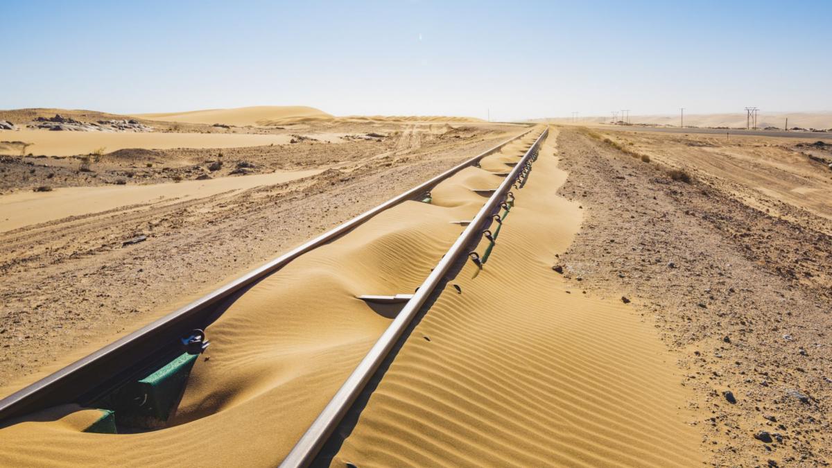 prima cale ferata de mare capacitate construita in desertul african 580 de kilometri de sina montati in conditii extreme