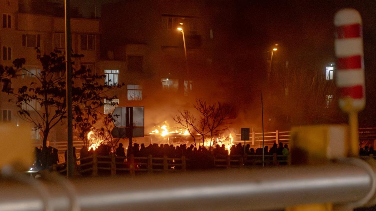 proteste masive in iran zeci de oameni au fost ucisi de fortele regimului spitalele sunt in haos internetul e oprit de 2 zile