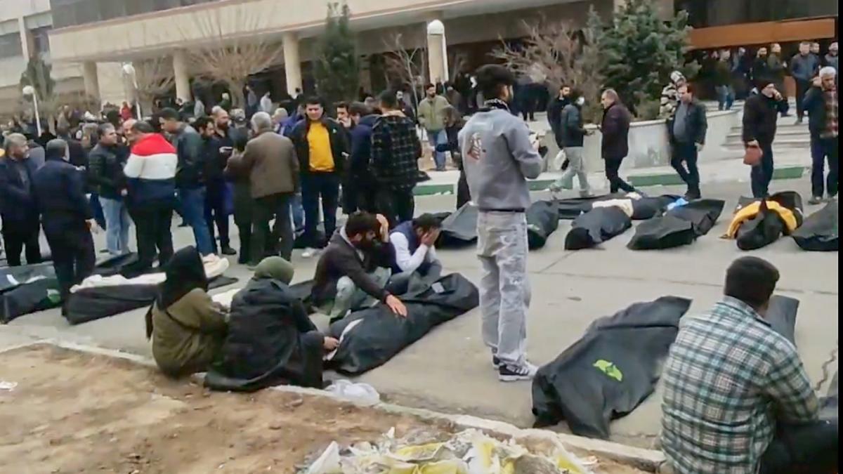 proteste masive in iran zeci de oameni au fost ucisi de fortele regimului spitalele sunt in haos internetul e oprit de 2 zile