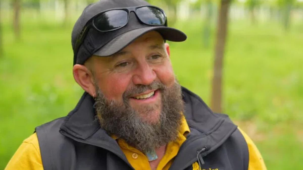 suntem aici doar intr o vizita scurta povestea lui jonny care a fost premiat drept cel mai bun gropar al marii britanii