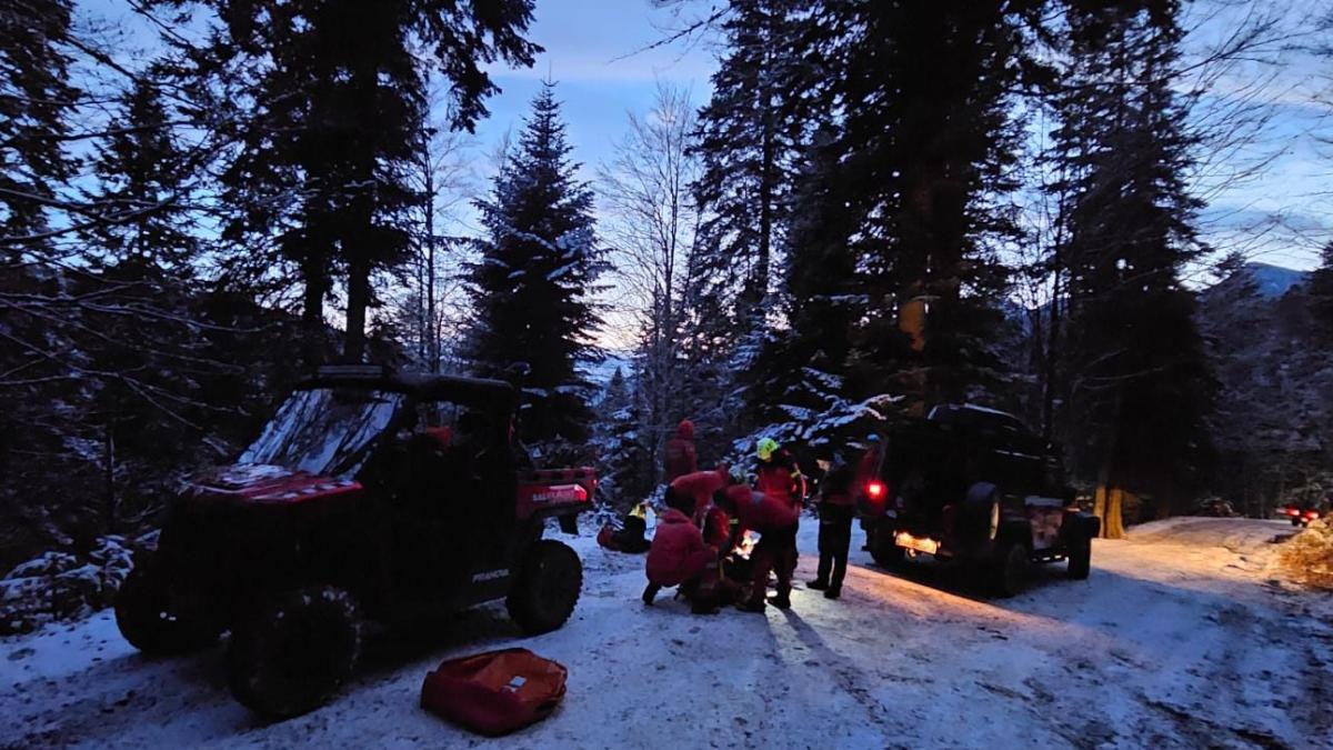 un turist a cazut peste 70 de metri cu atv ul intr o rapa din muntii baiului salvatorii montani au avut o misiune dificila