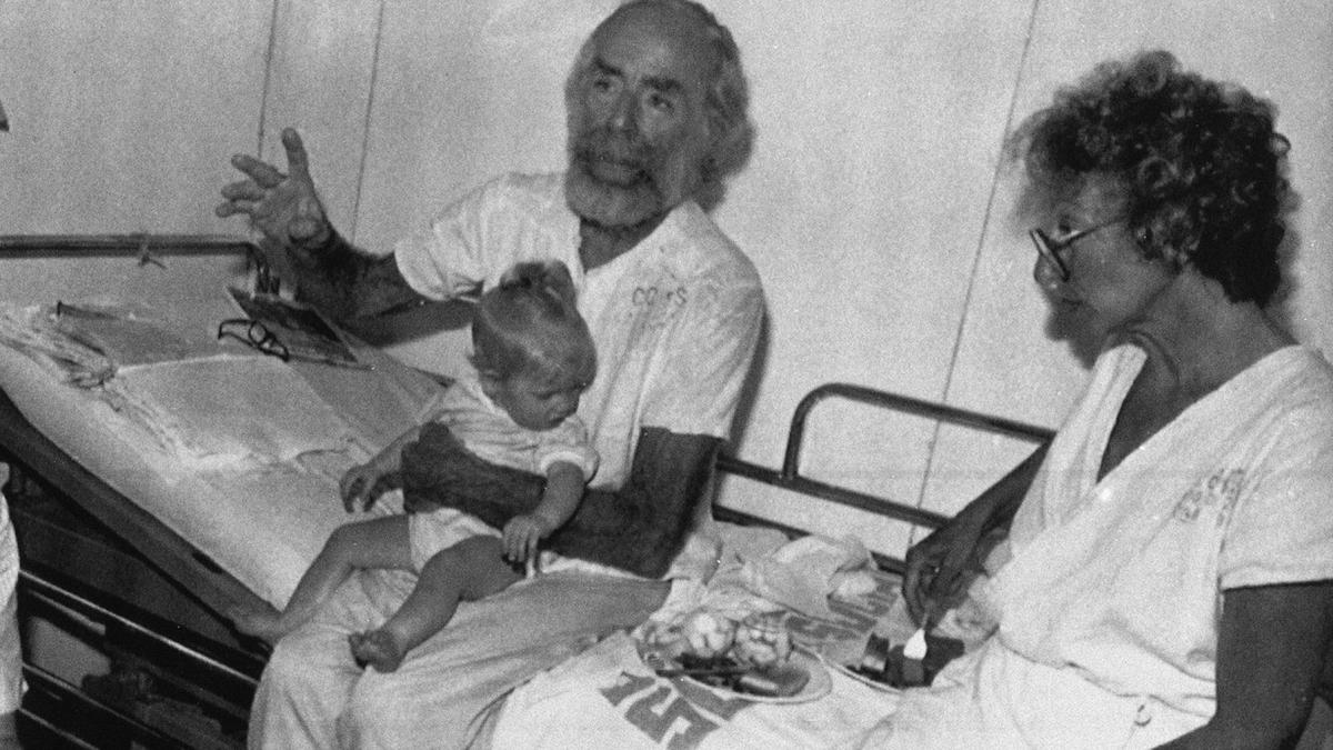 Cuplul care a supraviețuit 66 de zile plutind în derivă pe Oceanul Pacific, după ce balenele le-au scufundat vasul