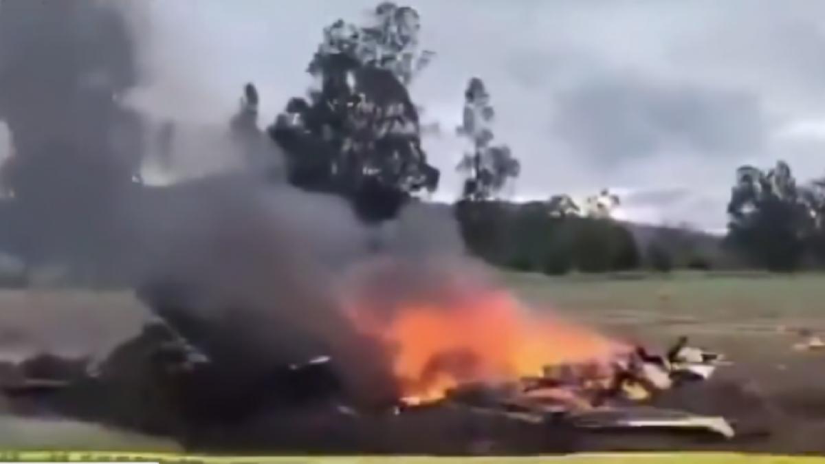 momentul in care un avion se prabuseste si ia foc in columbia sase oameni printre care un cantaret cunoscut au murit