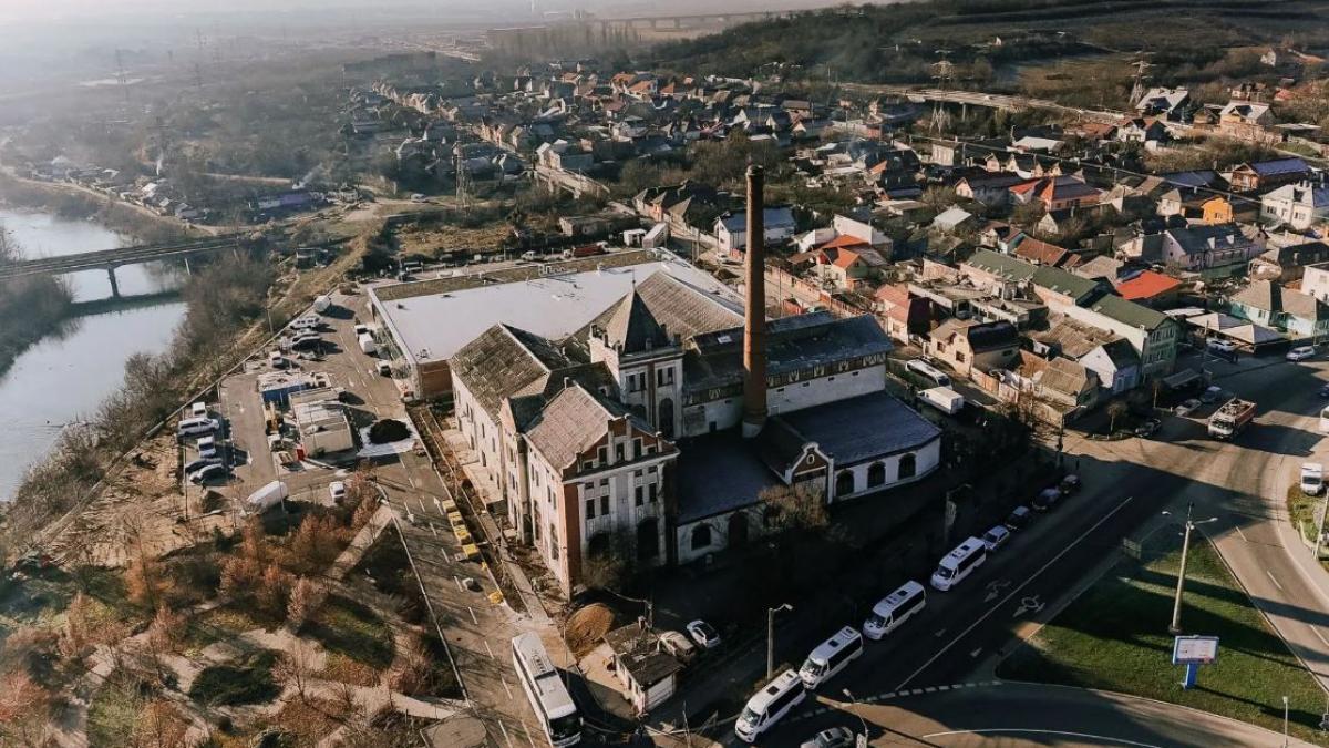 O fostă fabrică de bere din Cluj, veche de peste două secole, a fost scoasă la vânzare. La cât e evaluată