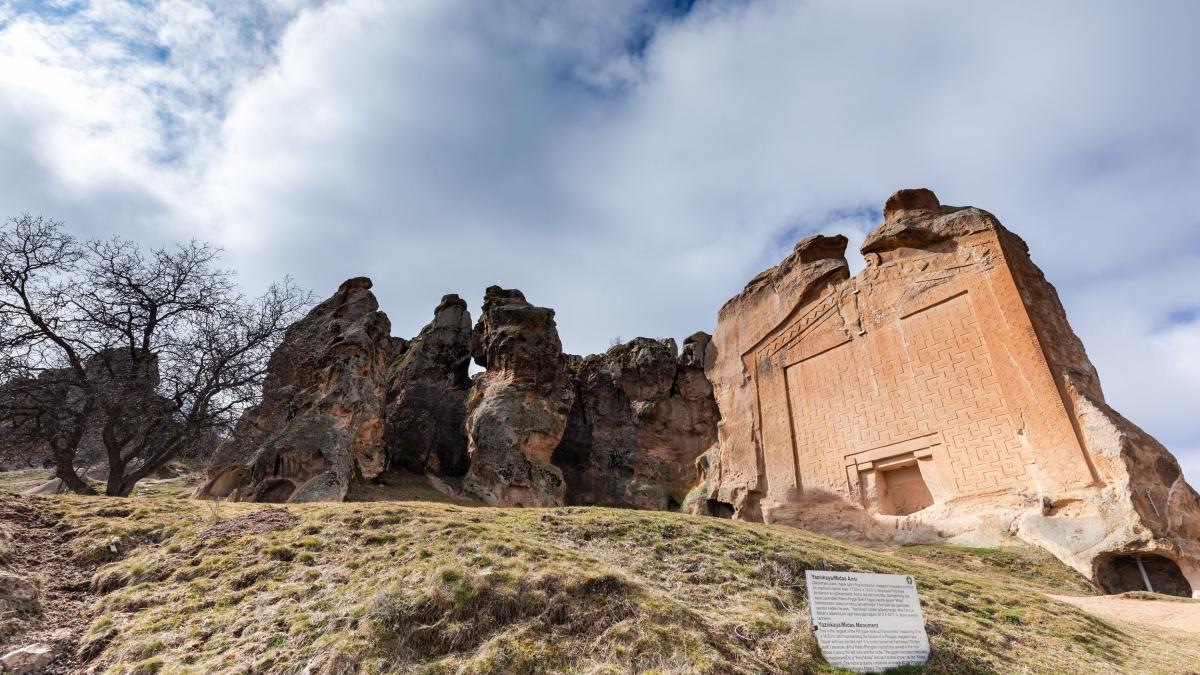 Un mormânt misterios, cu o arhitectură spectaculoasă, descoperit în Turcia, ar putea aparține unui membru al familiei regelui Midas