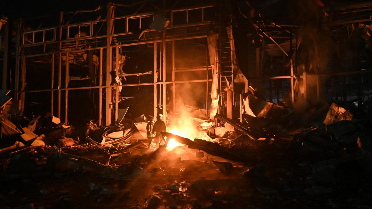 atacuri nocturne devastatoare in ucraina cel putin patru oameni au murit sase sunt raniti