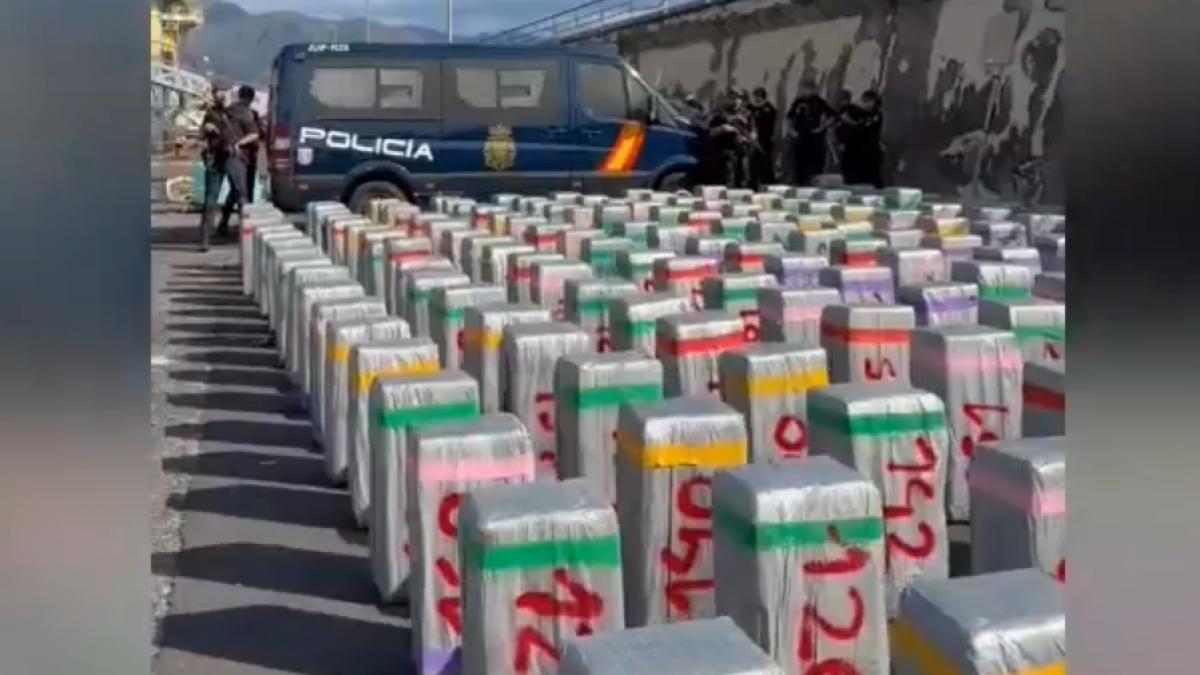 cea mai mare captura de cocaina din istorie gasita pe un vas politistii au folosit lopeti ca sa scoata balotii cu 10 tone de droguri