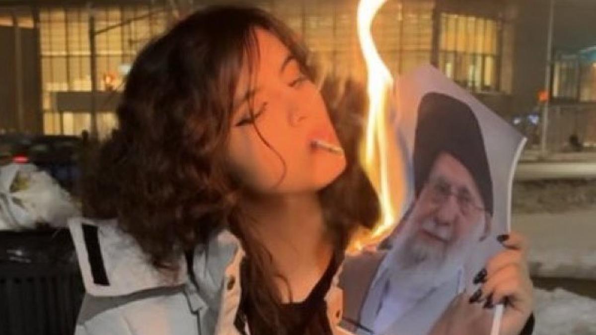 Trendul viral care devine simbolul revoluției din Iran. Femei fără hijab sfidează regimul și ard potrete ale ayatolahului