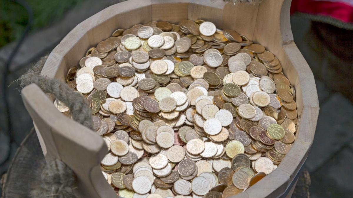 Un bulgar s-a dus la bancă cu trei butoaie pline cu monede leva ca să le schimbe în euro