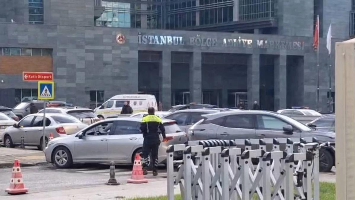 un procuror a impuscat o judecatoare in cladirea tribunalului din istanbul un detinut a sarit sa o protejeze pe femeie