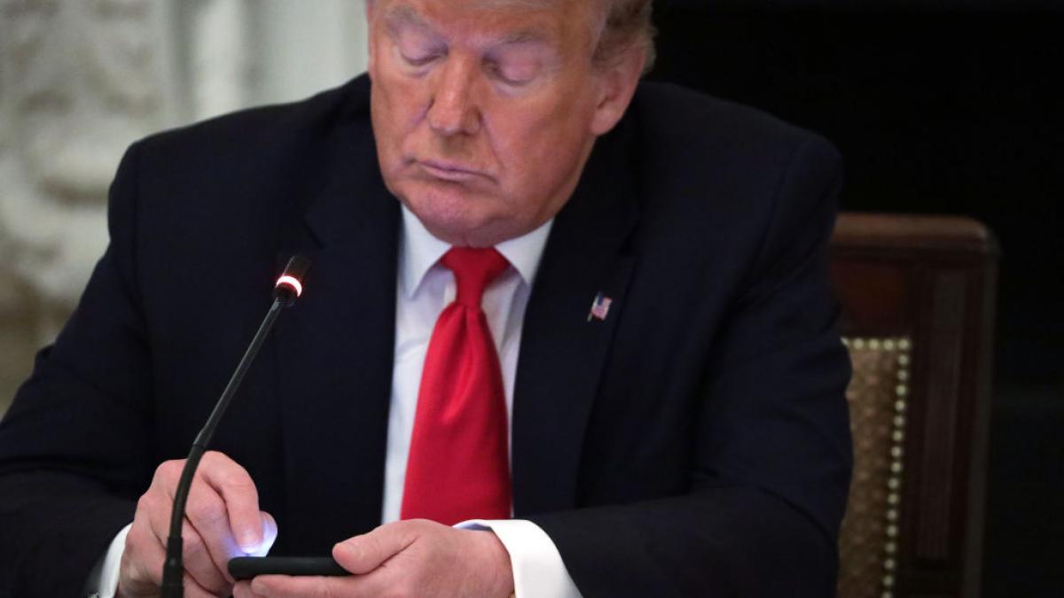 donald trump si a facut un nou prieten neasteptat cine este adversarul cu care presedintele sua vorbeste des prin mesaje pe telefon