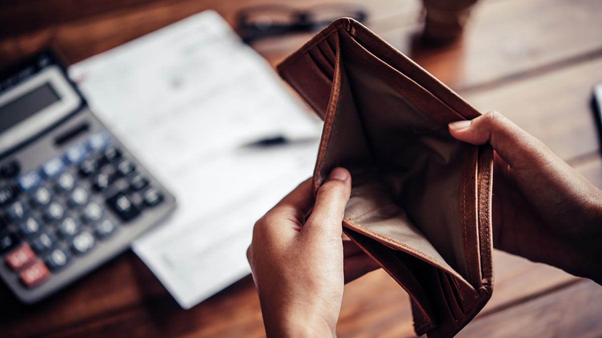 Efectul inflaţiei de aproape 10% asupra românilor. Cu ce sume a scăzut puterea de cumpărare şi care sunt cheltuielile prioritare