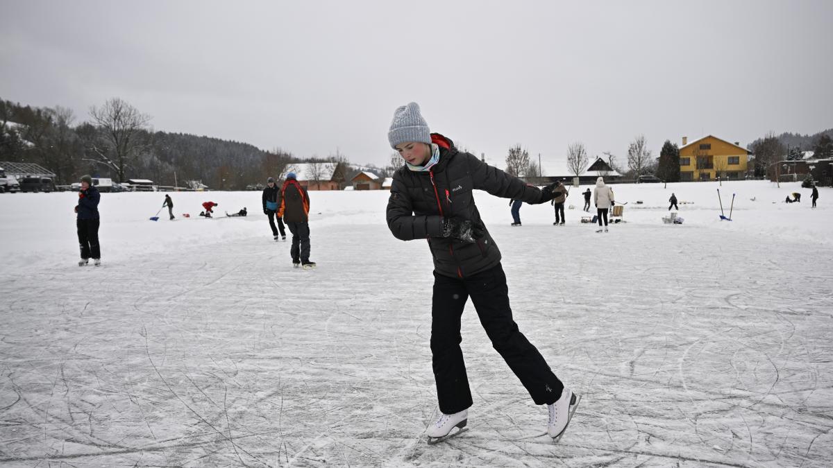 Fenomen meteo neobișnuit: Lacul Balaton a înghețat complet. Imagini impresionante cu "Marea Ungariei"