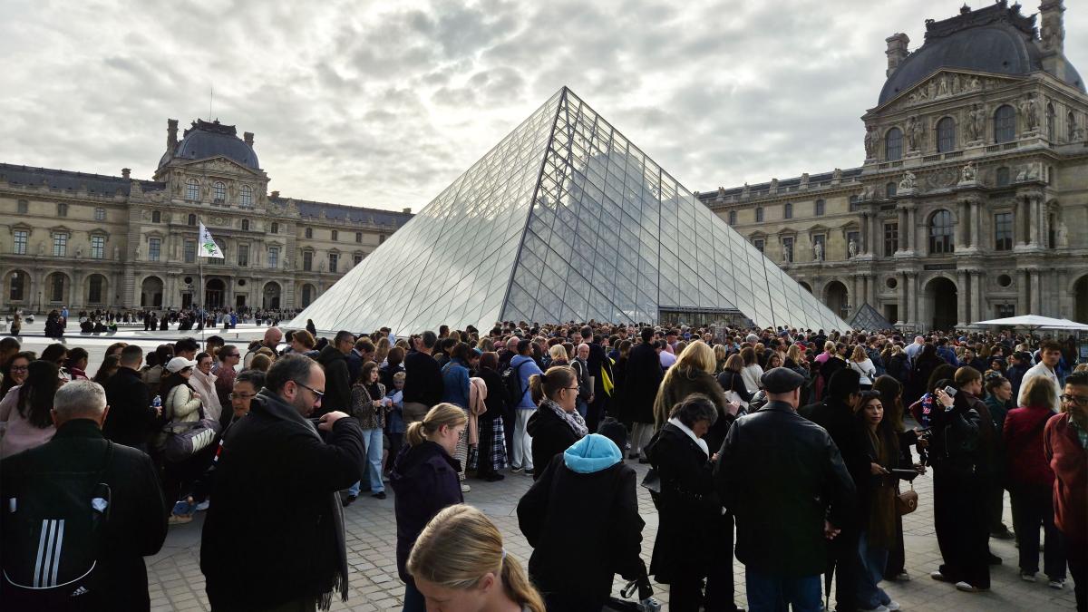 suntem cu totii oameni diferenta e prea mare tarifele muzeului luvru marite cu aproape 50 pentru turistii non europeni