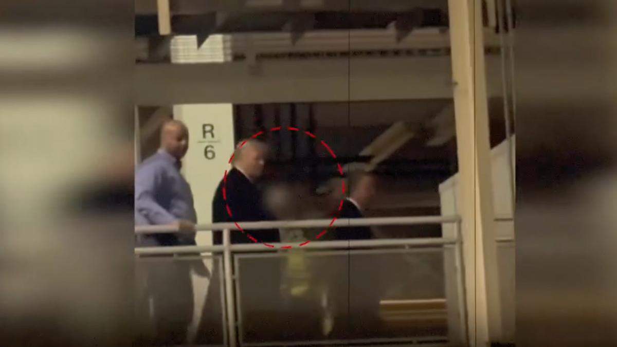 Trump a înjurat un muncitor și i-a arătat degetul mijlociu, la o fabrică auto din SUA. Casa Albă: Președintele a dat un răspuns adecvat