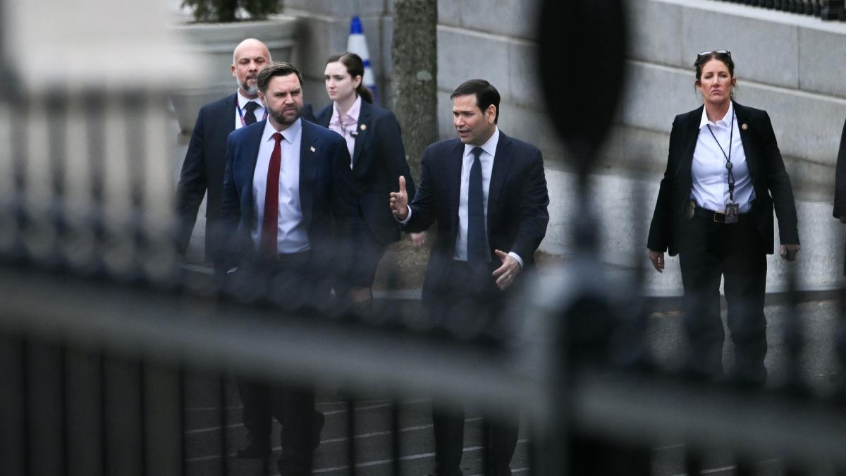 trump pregateste o oferta de 700 de miliarde de dolari pentru groenlanda intalnire cruciala la casa alba