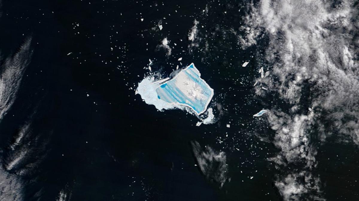 un satelit arata cum mega aisbergul a23a cel mai mare din lume dispare intr o pasta albastra stralucitoare dupa 40 de ani pe mare