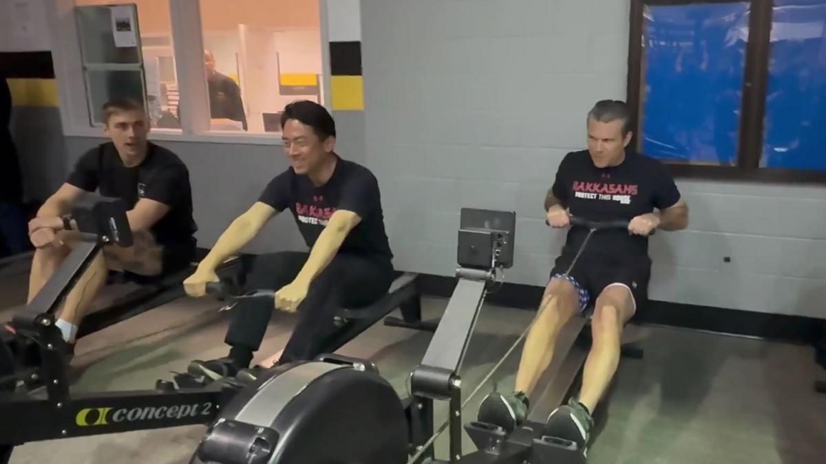 imagini virale cu seful pentagonului si ministrul apararii din japonia au mers impreuna la sala inainte de intalnirea oficiala