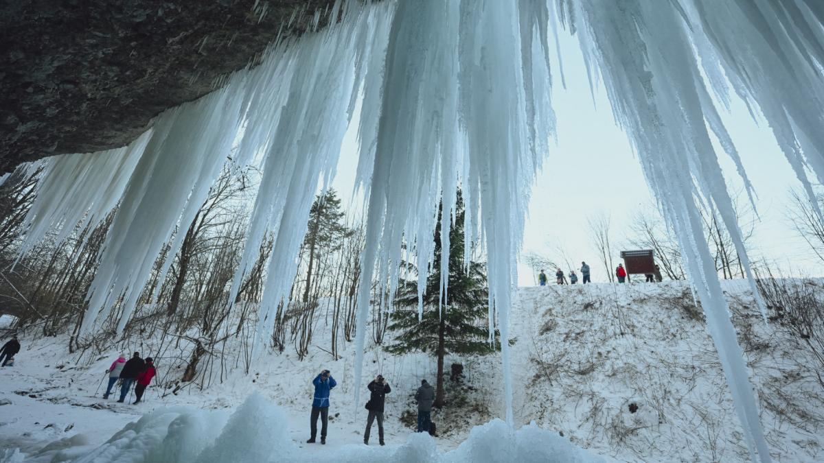 O „cascadă de gheață” dintr-o țară UE a devenit atracție de iarnă pentru poze de Instagram. Locul e la câteva ore de România