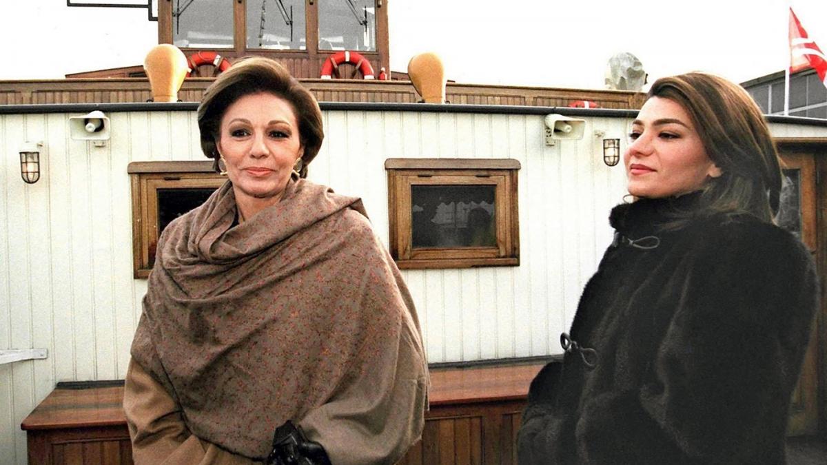 Prințesa Leila Pahlavi (dreapta), alături de mama ei (stânga)