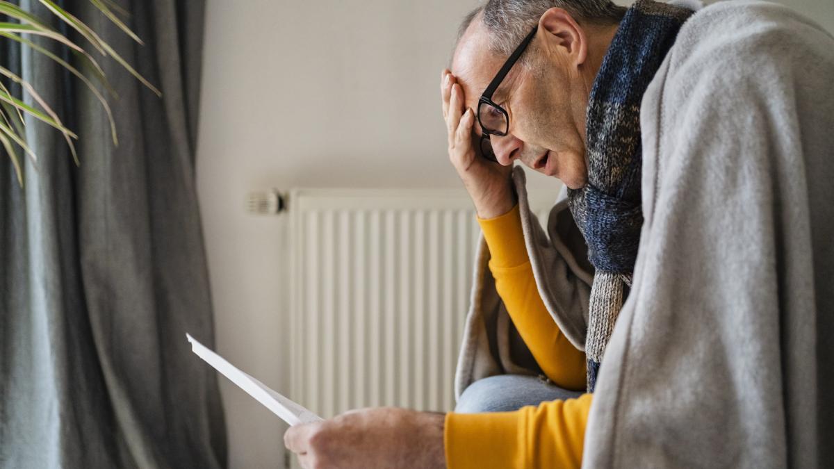 Un român cu venituri minime dă 1/3 din bani pe facturile la energie, statul ajută doar cu 12%. Cum sunt sprijiniți oamenii în Grecia