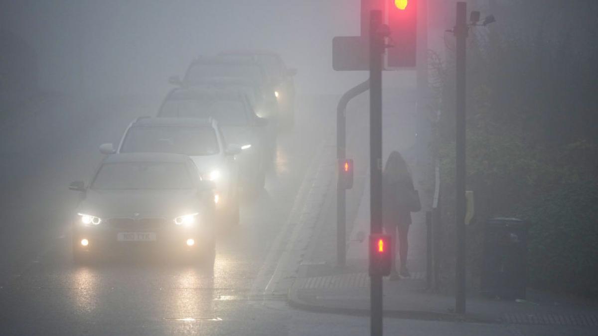 Ceață și vizibilitate redusă pe drumurile din cinci județe. Este pericol să se formeze polei