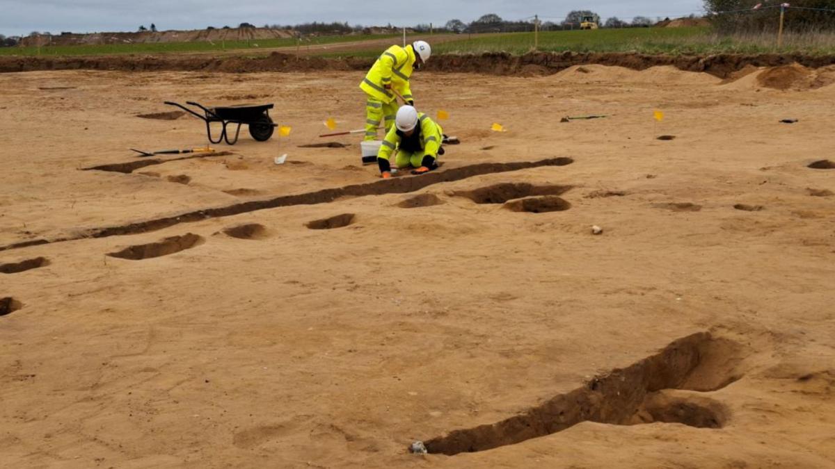 descoperire arheologica bizara un sat antic necunoscut a fost gasit in timp se pregatea terenul pentru doua parcuri eoliene in anglia