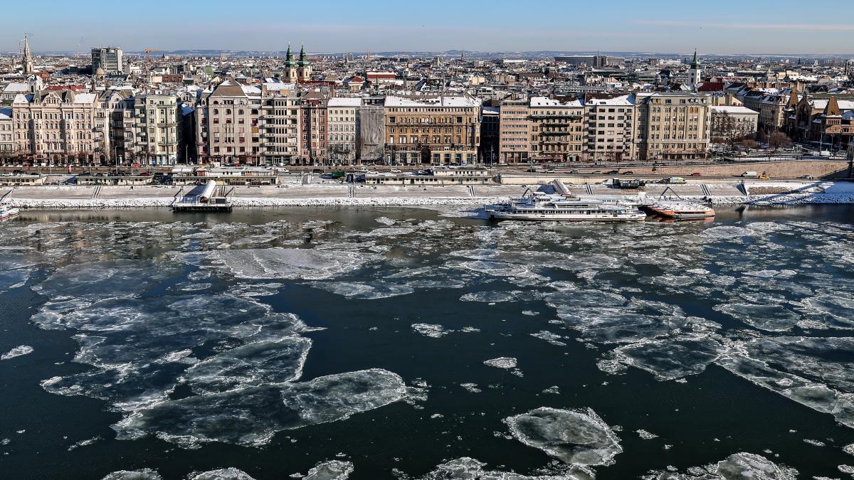 dunarea a inghetat la budapesta ungaria scoate spargatoarele pentru a inlatura blocurile de gheata