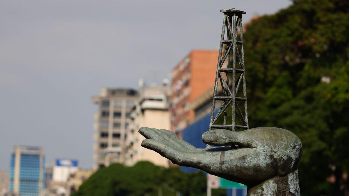 „Este îngrijorător”. De ce Administrația Trump ține milioanele de dolari din vânzările de petrol venezuelean într-o bancă din Qatar