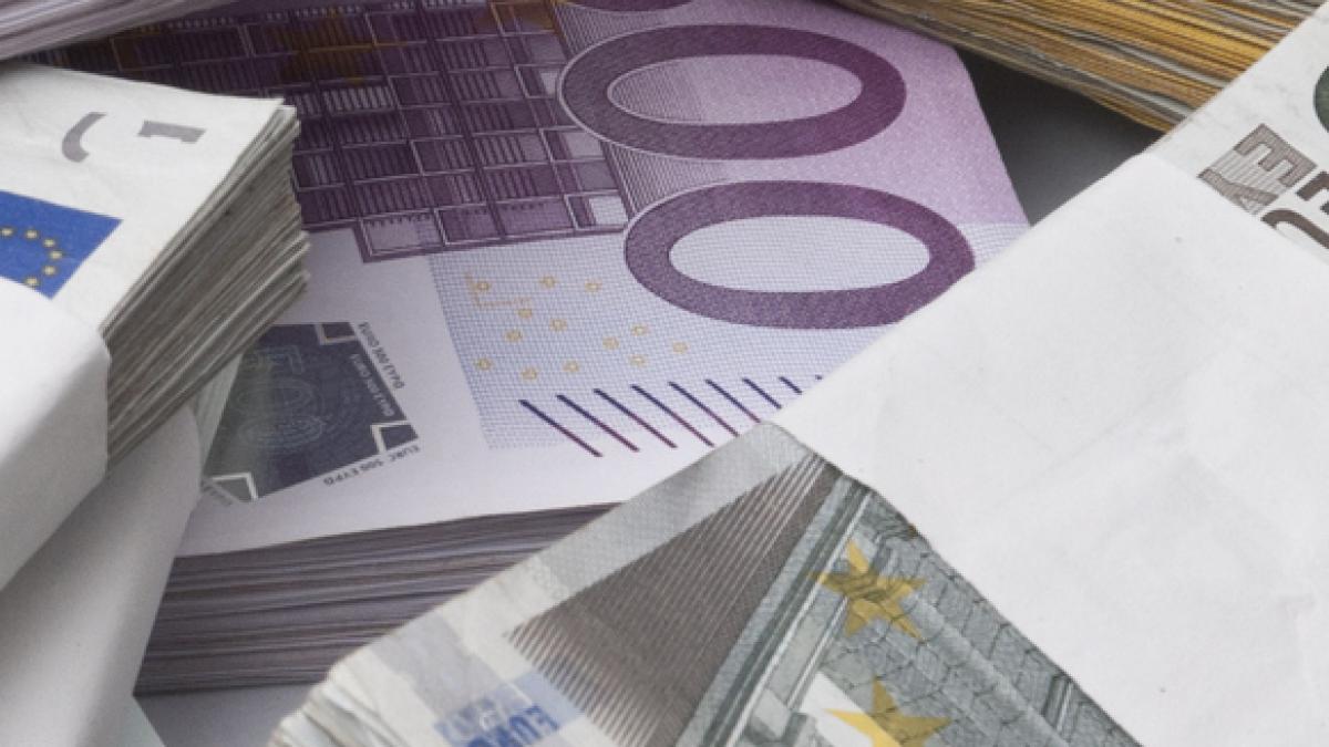 O familie bogată din Torino a fost păcălită cu 2 milioane de euro de un bărbat care se dădea prieten al familiei regale britanice