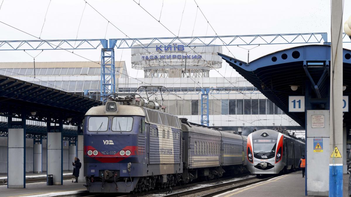 trenul kiev bucuresti are intarziere de 5 ore din cauza distrugerii retelelor electrice din ucraina