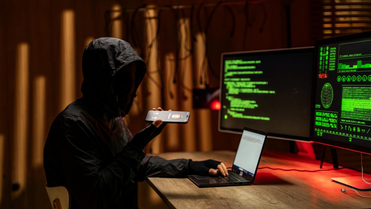 „Mai rău decât în iad”. Povestea IT-iștilor care au fost răpiți, torturați și obligați să lucreze în „ferme online de escroci”