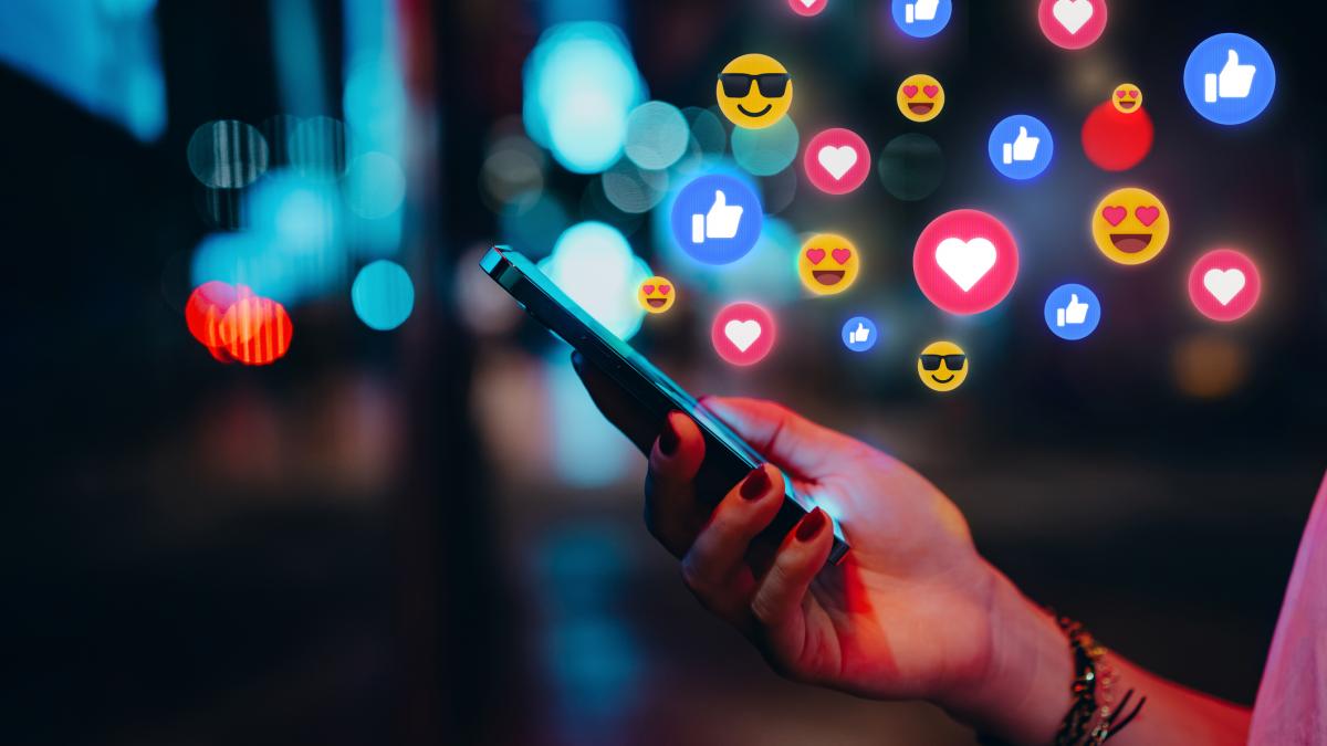 goana dupa aur din interiorul psihicului uman cum se bat gigantii high tech pe atentia noastra si cum ne fura ani din viata