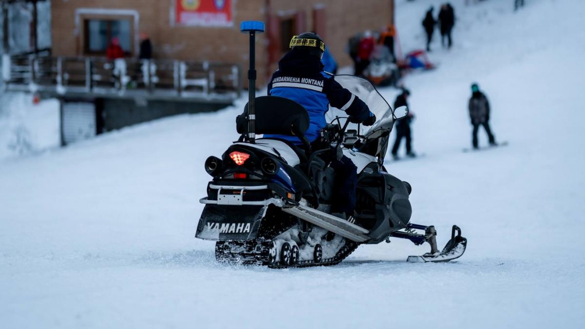 un barbat a lovit un salvamontist pentru ca nu l a ajutat sa caute telefonul sotiei care cazuse in zapada