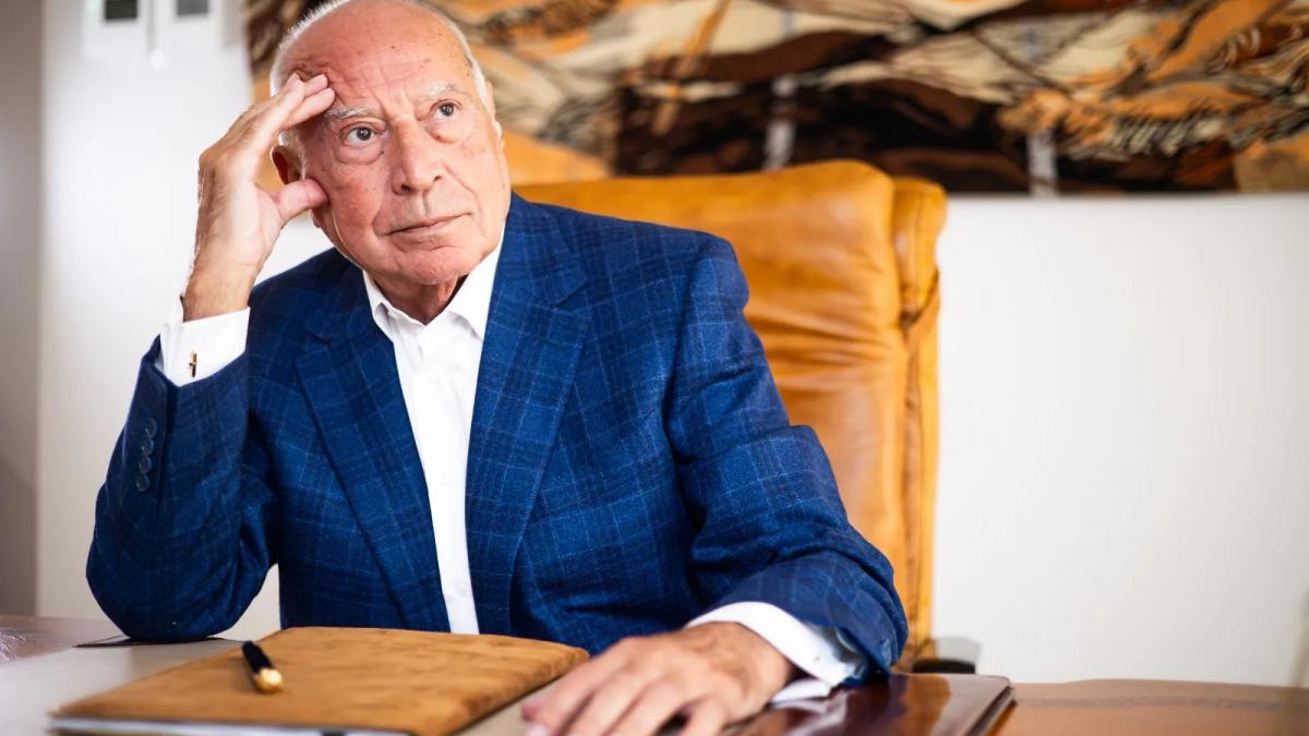 poza in care apare profesorul Dan Voiculescu