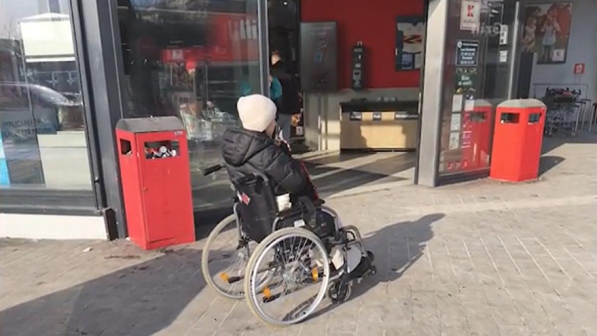 o femeie care cersea in scaun cu rotile la iasi locuia intr un apartament de lux si mergea doar cu taxiul