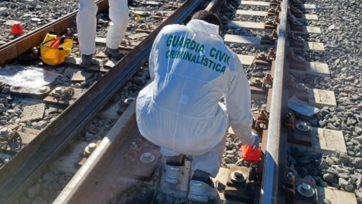 o fetita de 6 ani a fost gasita ratacind singura in zona zero a accidentului feroviar din spania ce s a aflat apoi a uimit toata tara