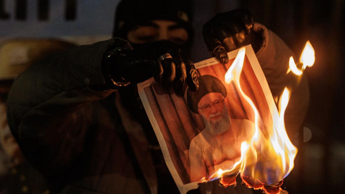 regimul iranian le da razvratitilor un ultimatum de trei zile sa se predea dupa masacrul in care au murit mii de oameni