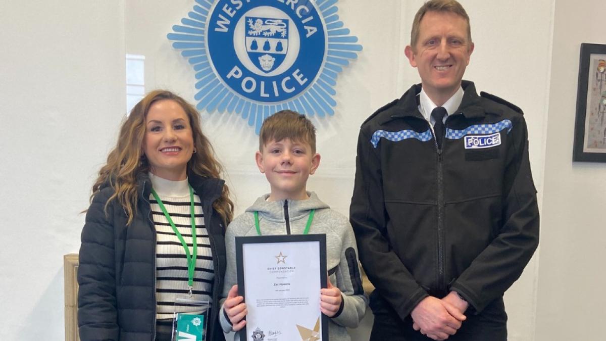 un baiat de 12 ani si a salvat mama dupa ce aceasta si a pierdut cunostinta la volan cu piciorul pe pedala de acceleratie