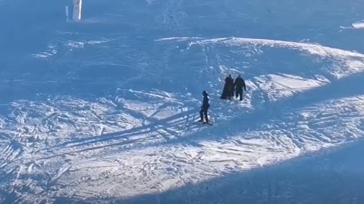 video o femeie s a dus in fusta pe partia de schi pe postavaru jandarmii au coborat o de pe munte partia nu este podium de moda