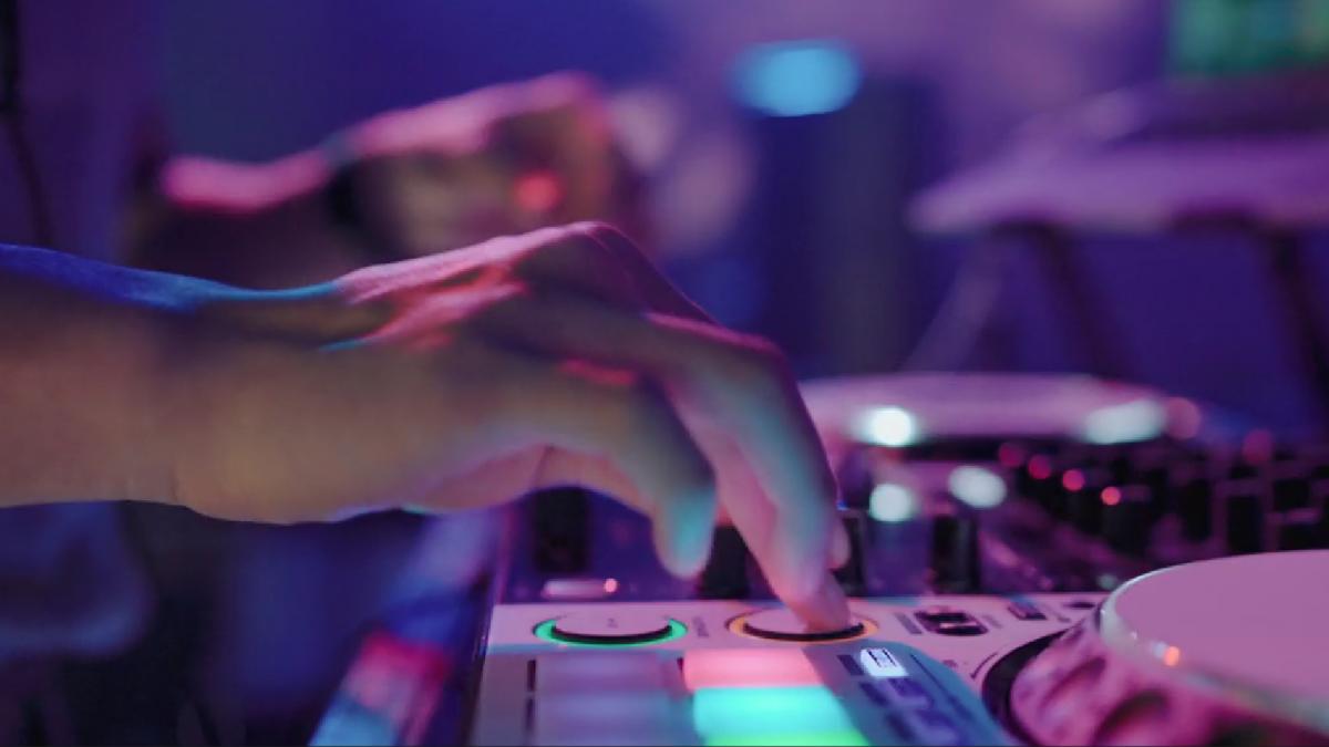 da mi durerea ta noul hit dance romanesc ajuns in topurile mondiale ne bucura cand muzica noastra trece granite fara explicatii c