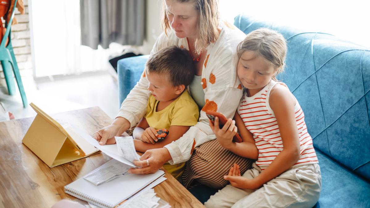 de cati bani are nevoie o familie cu doi copii pentru un trai decent manole doua venituri medii peste 5 000 de lei fiecare