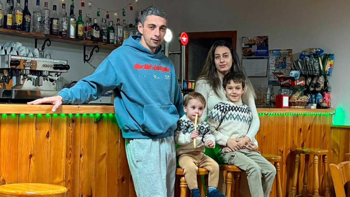 familie cu doi copii la un bar