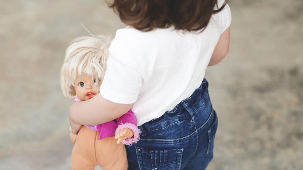 o fetita de 2 ani a fost filmata in timp ce fumeaza autoritatile din maramures s au autosesizat dupa ce clipul a fost postat online