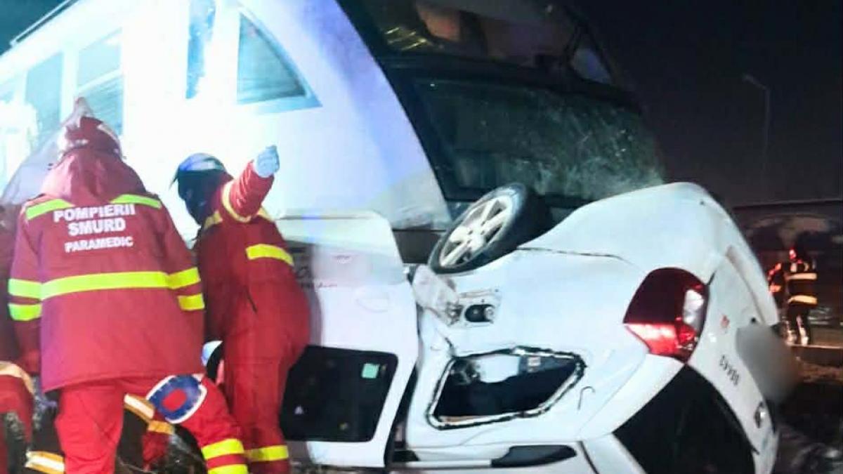 o masina a fost spulberata de un tren cfr langa bucuresti traficul feroviar e partial blocat